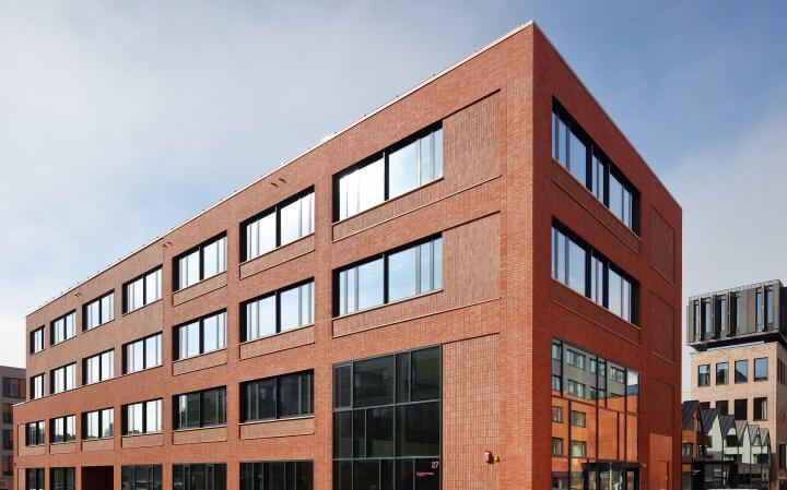 Außenansicht des roten Backsteingebäudes der Life Science Factory in Göttingen